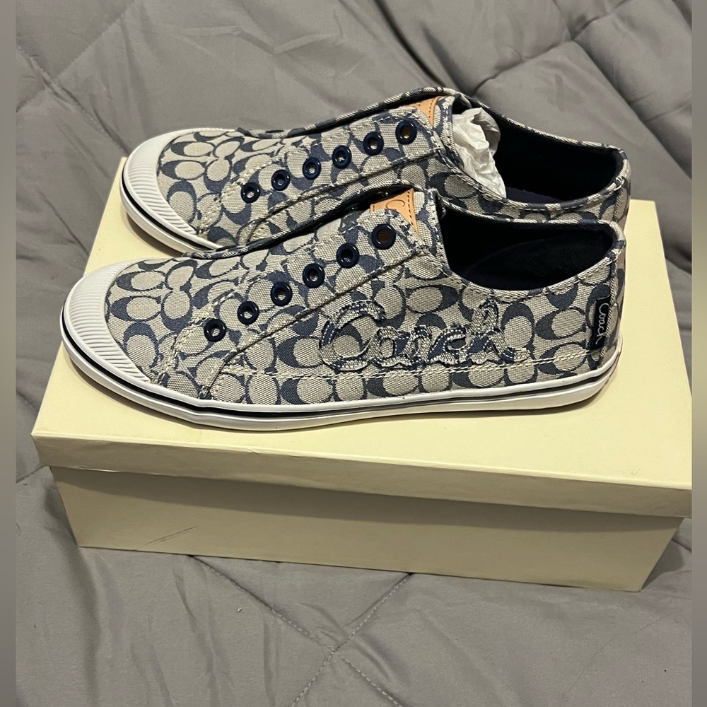 COACH
Style: A1609 KEELEY 8CM SIG C
Color: IBL IVORY/BLUE
Size:8